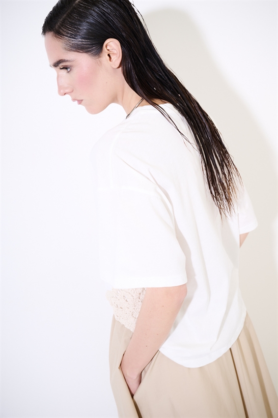 T-SHIRT OVER CON APPLICAZIONE MACRAME LATERALI PANNA