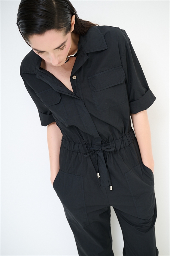 TUTA INTERA CON TASCHE IN TELA