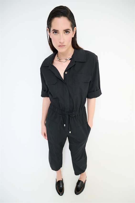 TUTA INTERA CON TASCHE IN TELA NERO