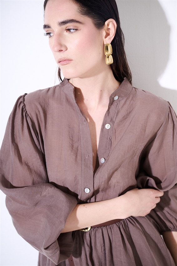 ABITO CORTO CON BALZA E CINTURA MOKA