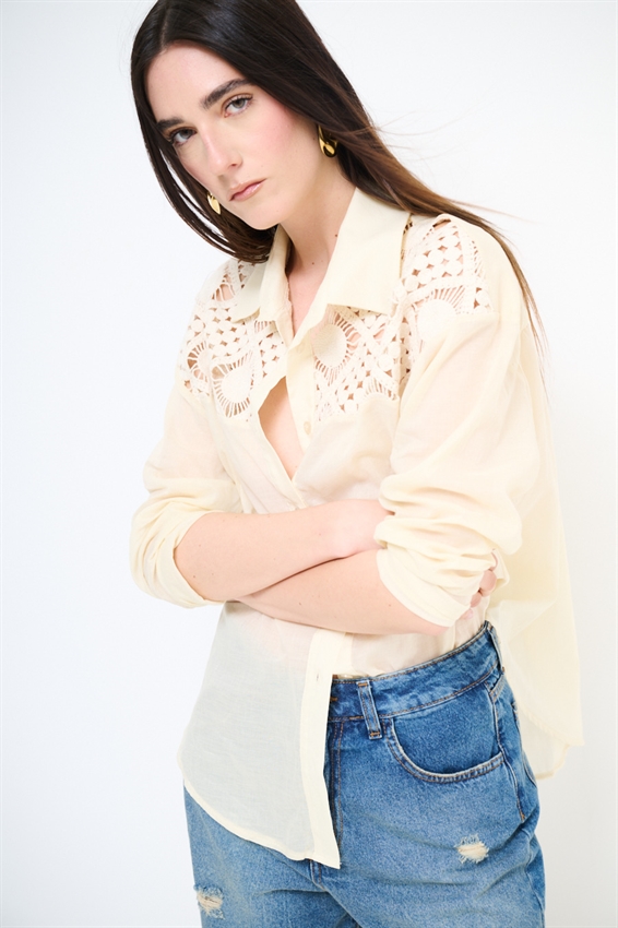 CAMICIA OVER IN MUSSOLA CON MACRAME DAVANTI