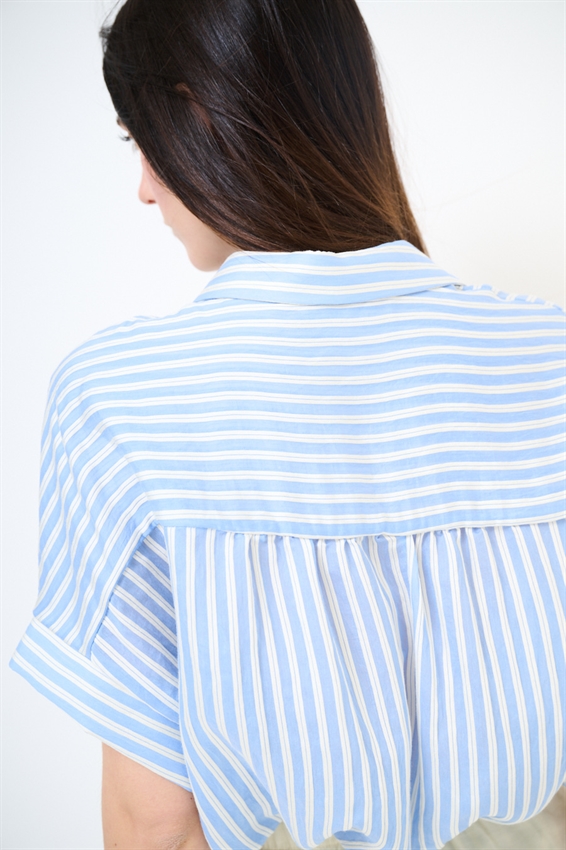 CAMICIA IN TENCEL A RIGHE CON MANICA CORTA CELESTE