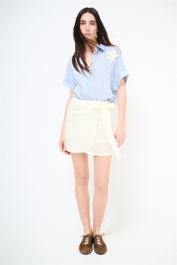 CAMICIA IN TENCEL A RIGHE CON MANICA CORTA CELESTE