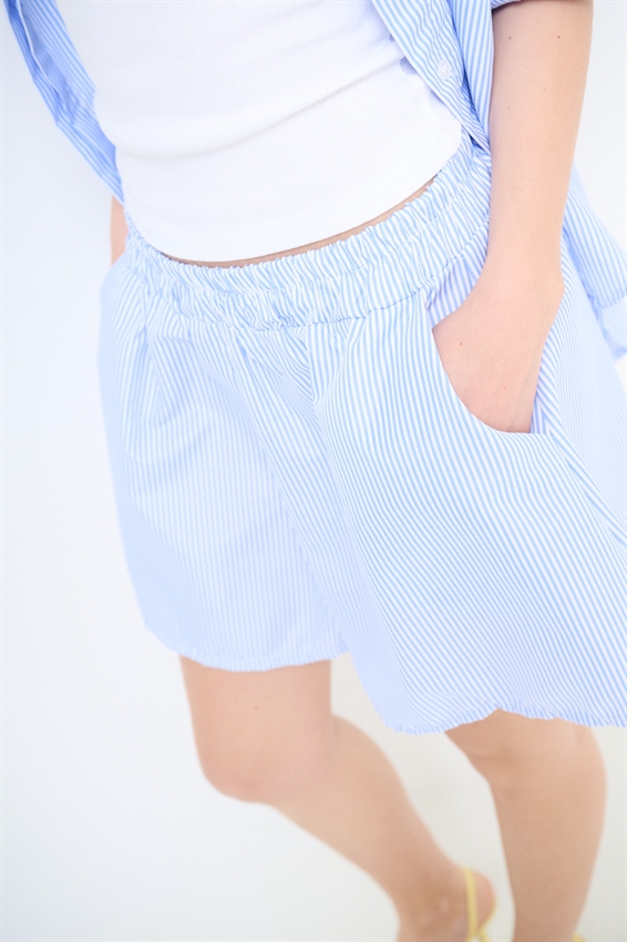 SHORTS A RIGHE IN POPELINE