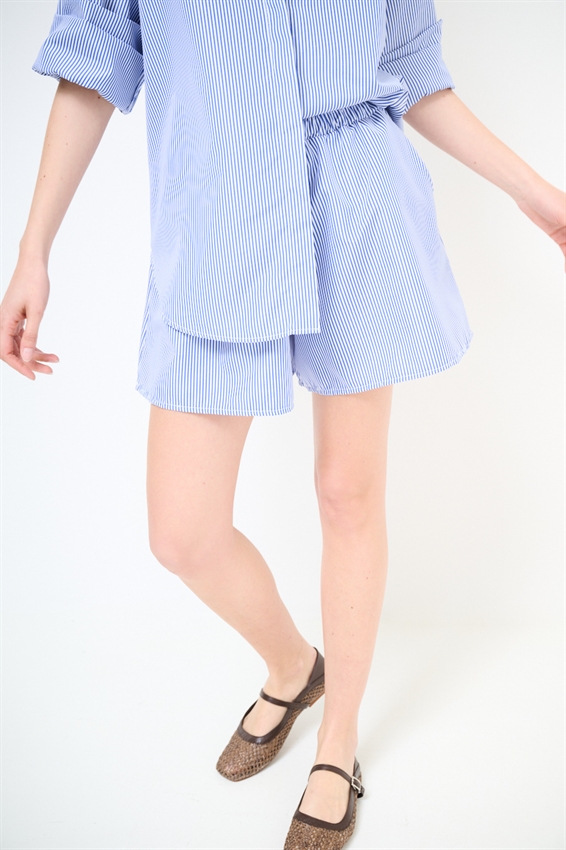 SHORTS A RIGHE IN POPELINE