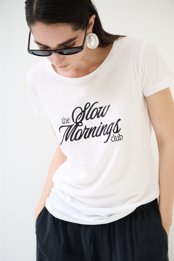 T-SHIRT BASIC CON STAMPA SLOW MORNINGS