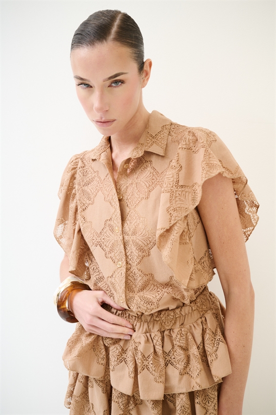 CAMICIA SMANICATA CON VOLANT E RICAMO