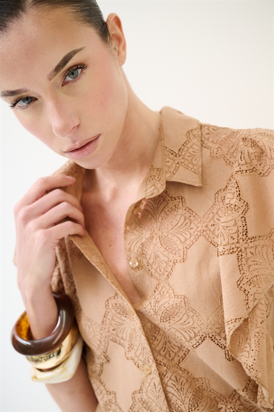 CAMICIA SMANICATA CON VOLANT E RICAMO