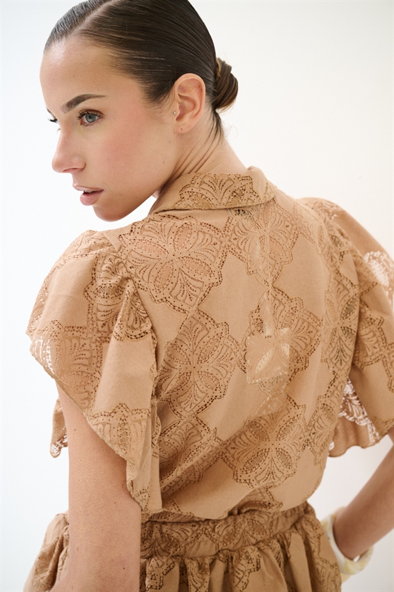 CAMICIA SMANICATA CON VOLANT E RICAMO