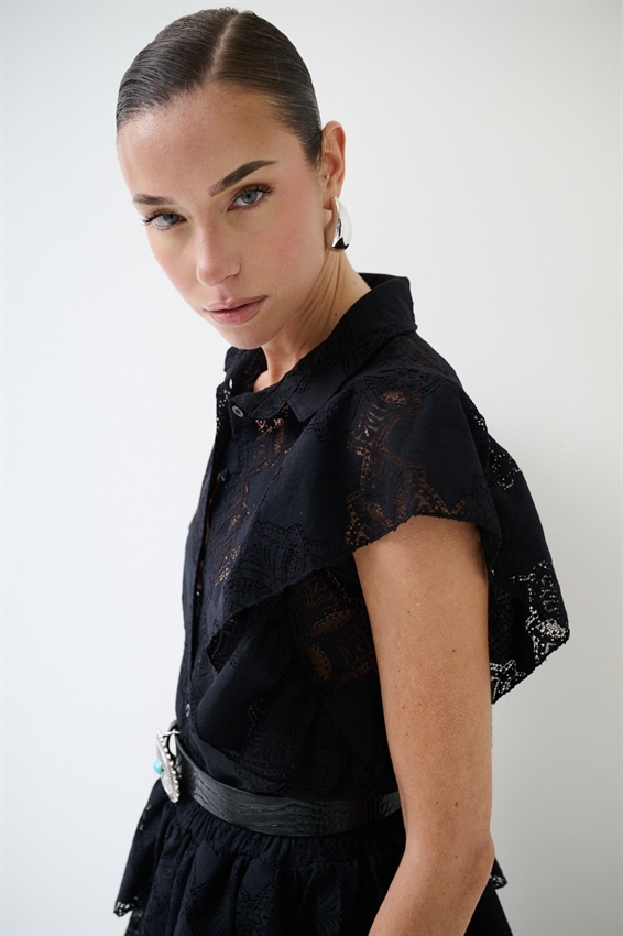 CAMICIA SMANICATA CON VOLANT E RICAMO