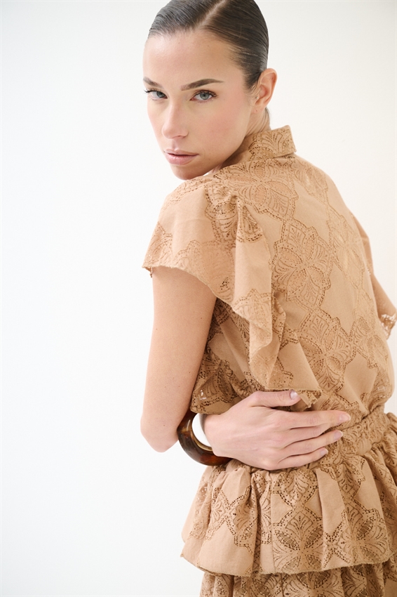 CAMICIA SMANICATA CON VOLANT E RICAMO CAMMELLO