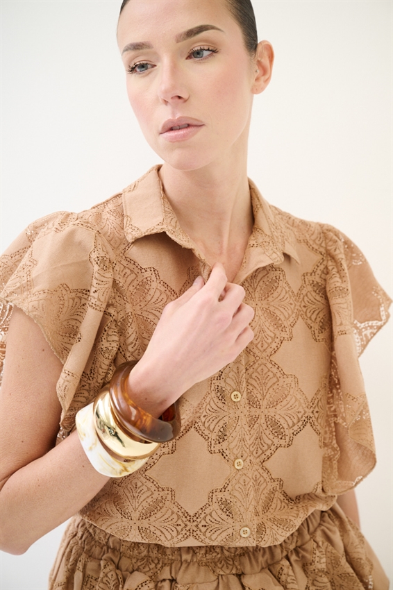 CAMICIA SMANICATA CON VOLANT E RICAMO CAMMELLO