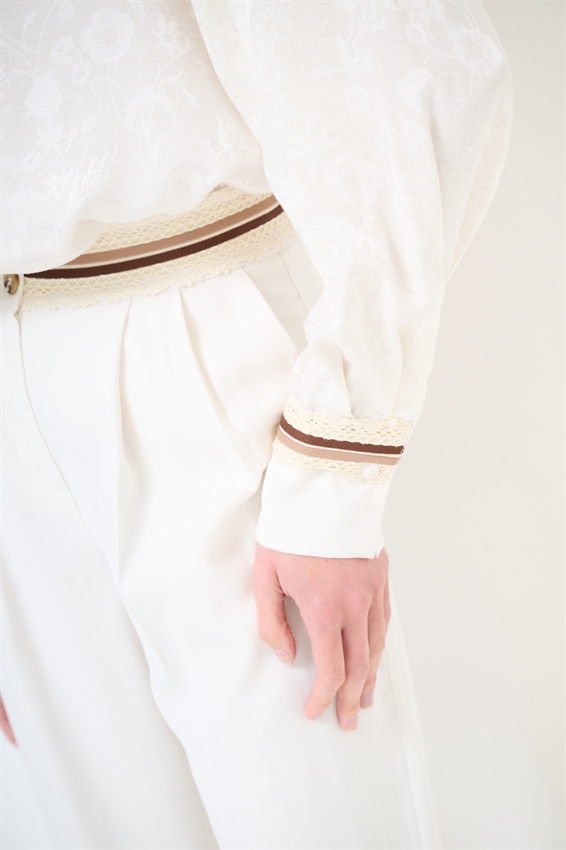 CAMICIA CON PASSAMANERIA SUI POLSINI BURRO