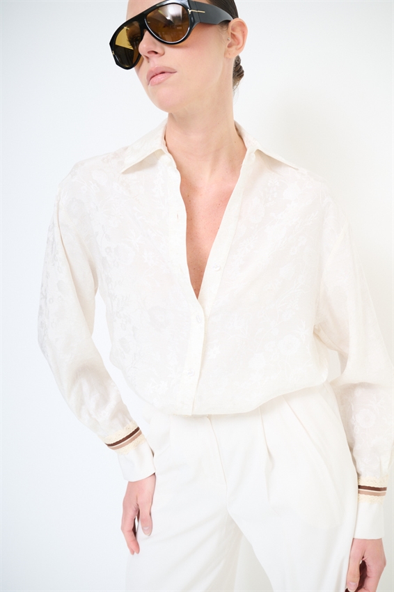 CAMICIA CON PASSAMANERIA SUI POLSINI BURRO