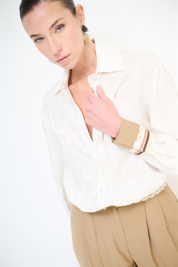 CAMICIA CON PASSAMANERIA SUI POLSINI NOCCIOLA