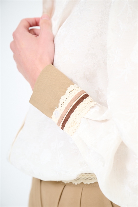 CAMICIA CON PASSAMANERIA SUI POLSINI NOCCIOLA