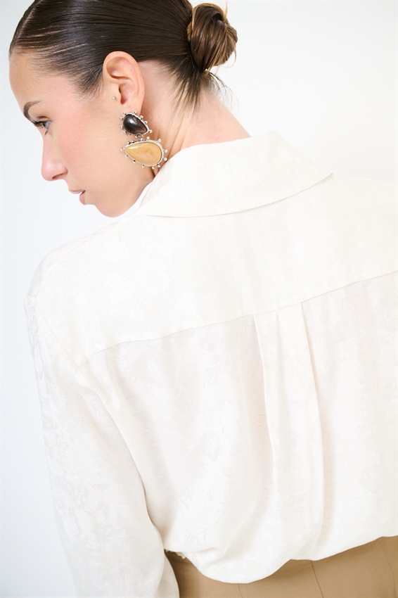 CAMICIA CON PASSAMANERIA SUI POLSINI NOCCIOLA