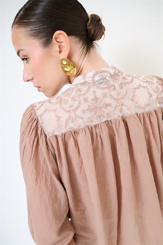 CAMICIA CON PETTORINA MACRAME E COLLO COREANA