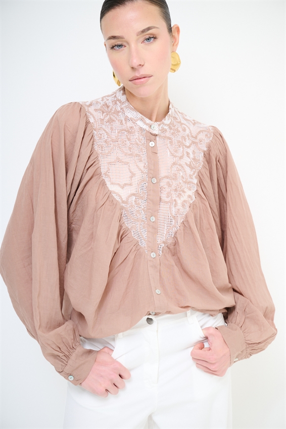 CAMICIA CON PETTORINA MACRAME E COLLO COREANA