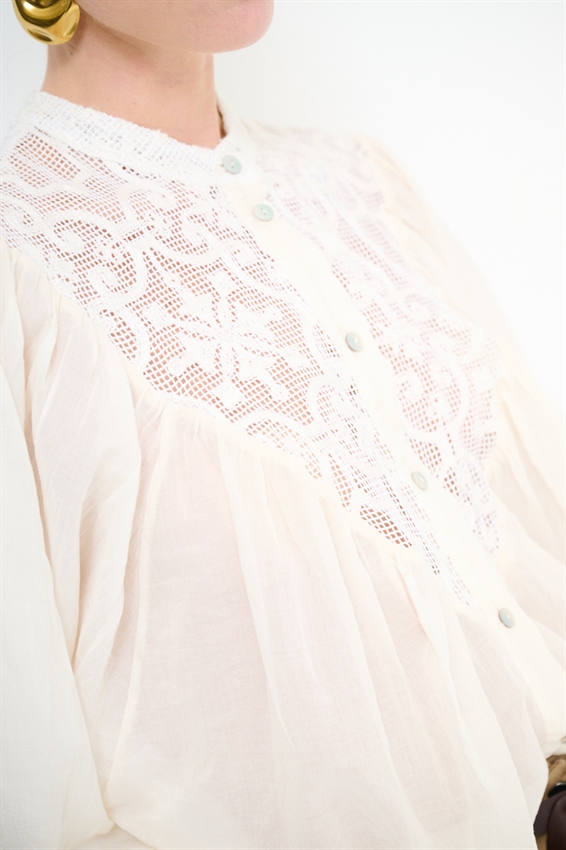 CAMICIA CON PETTORINA MACRAME E COLLO COREANA