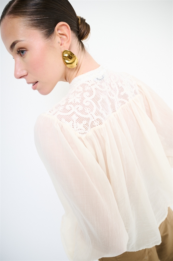 CAMICIA CON PETTORINA MACRAME E COLLO COREANA