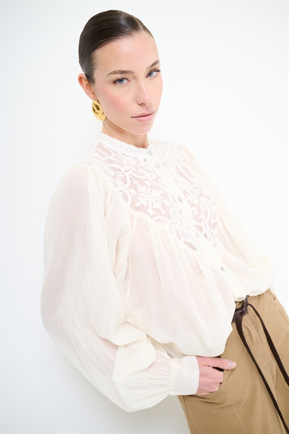 CAMICIA CON PETTORINA MACRAME E COLLO COREANA BURRO