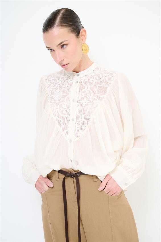 CAMICIA CON PETTORINA MACRAME E COLLO COREANA BURRO