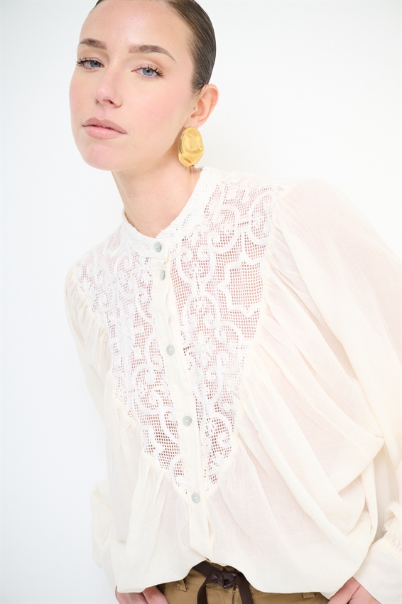 CAMICIA CON PETTORINA MACRAME E COLLO COREANA BURRO