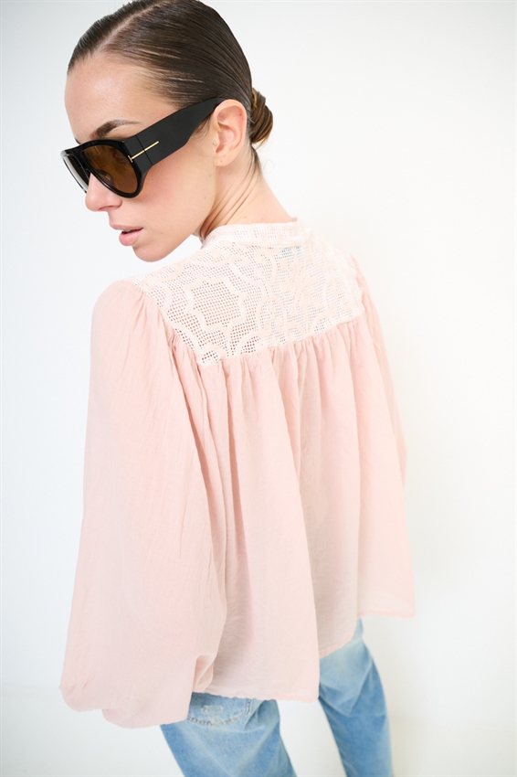 CAMICIA CON PETTORINA MACRAME E COLLO COREANA ROSA