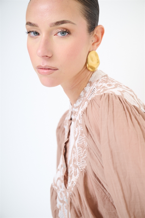 CAMICIA CON PETTORINA MACRAME E COLLO COREANA TERRA