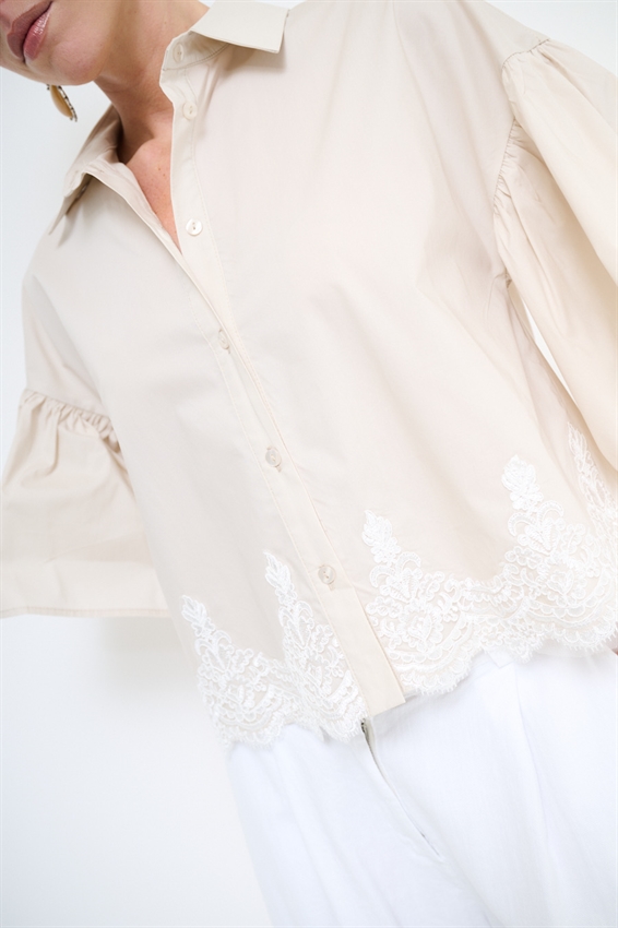 CAMICIA IN TELA PARACADUTE CON PIZZO SABBIA