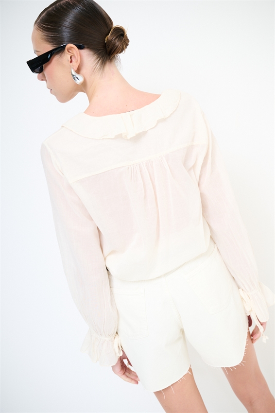 BLUSA CON VOLANT E LACCINO