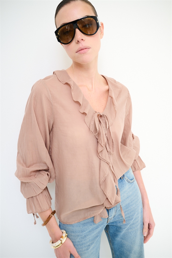BLUSA CON VOLANT E LACCINO