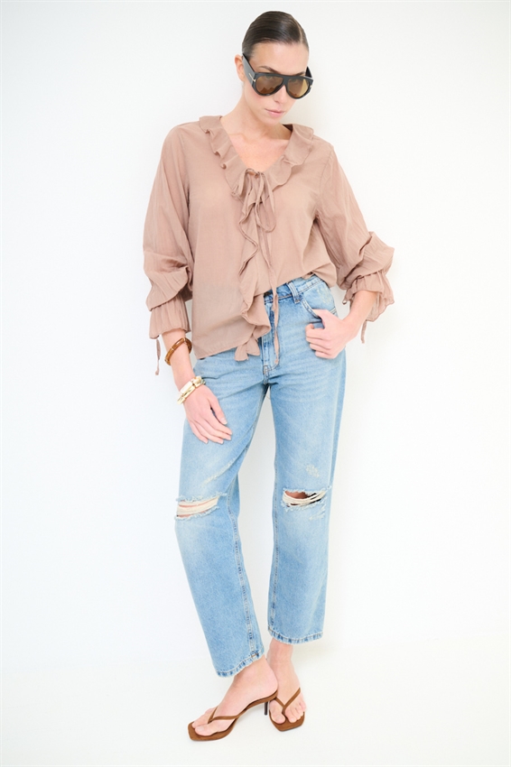 BLUSA CON VOLANT E LACCINO