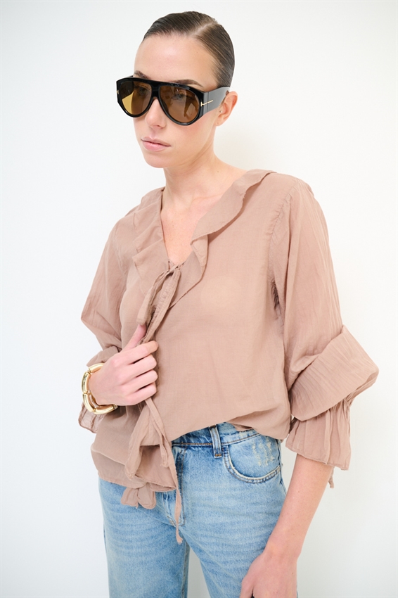 BLUSA CON VOLANT E LACCINO