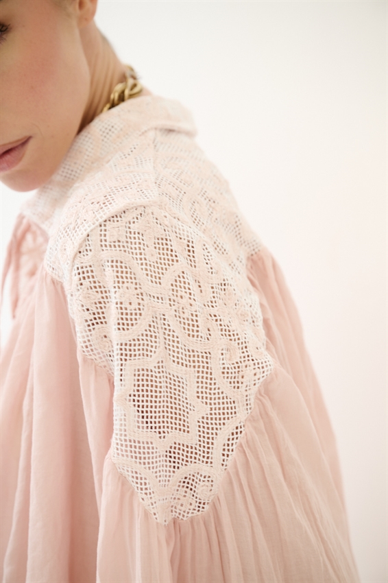 BLUSA INSERTO MACRAME