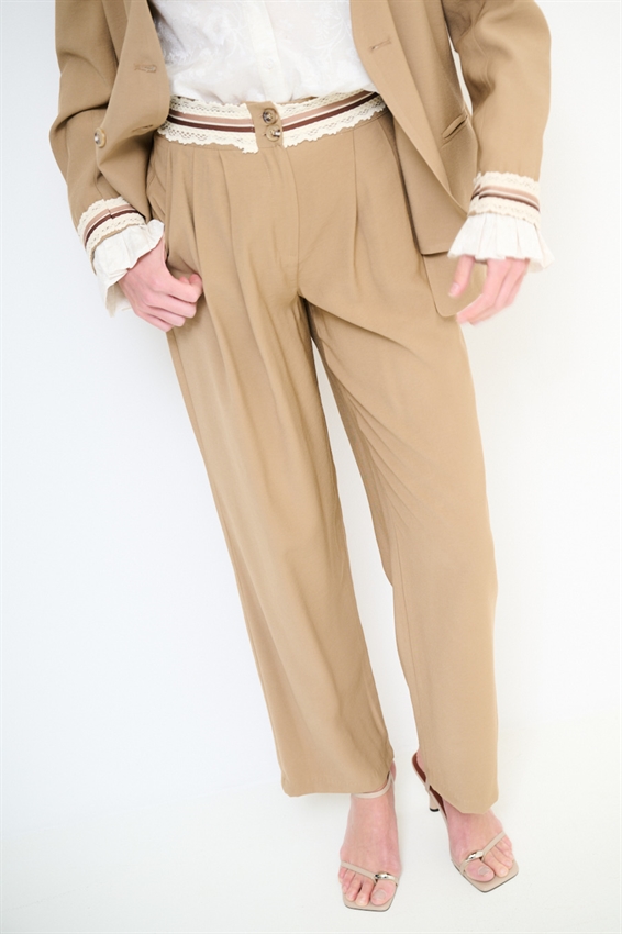 PANTALONE CON PASSAMANERIA IN VITA