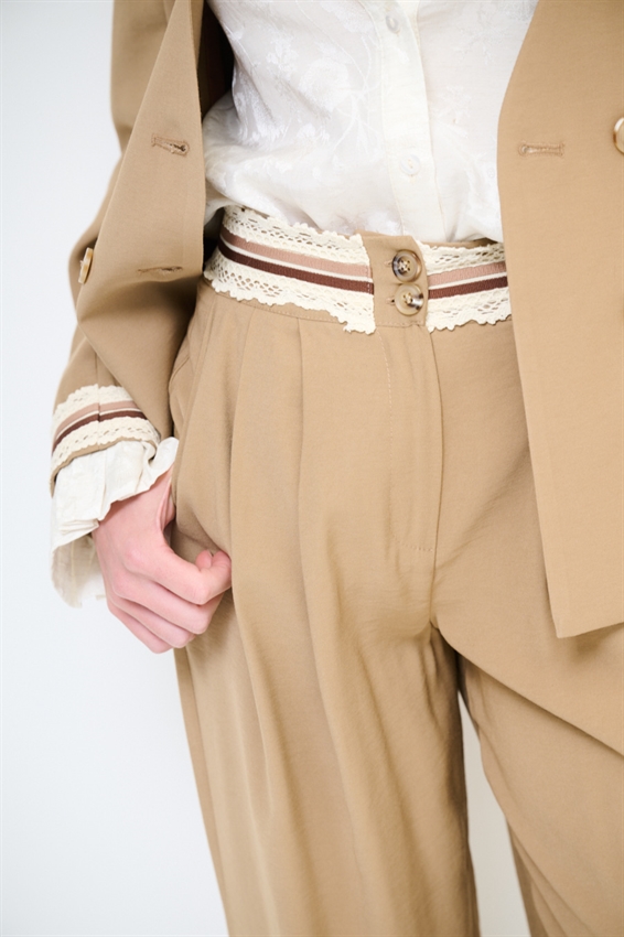 PANTALONE CON PASSAMANERIA IN VITA NOCCIOLA