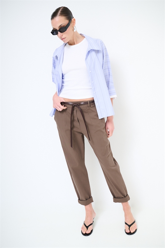 PANTALONE CHINO CON CINTURA