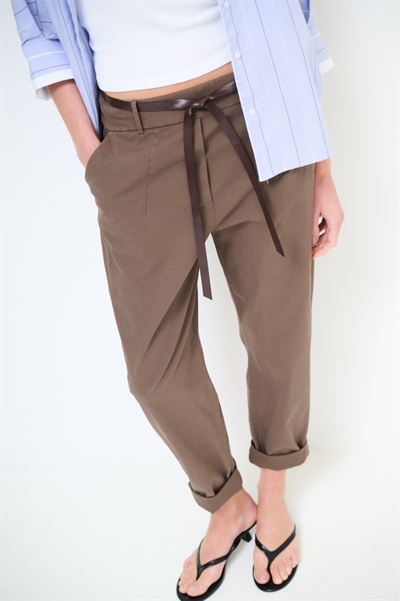 PANTALONE CHINO CON CINTURA
