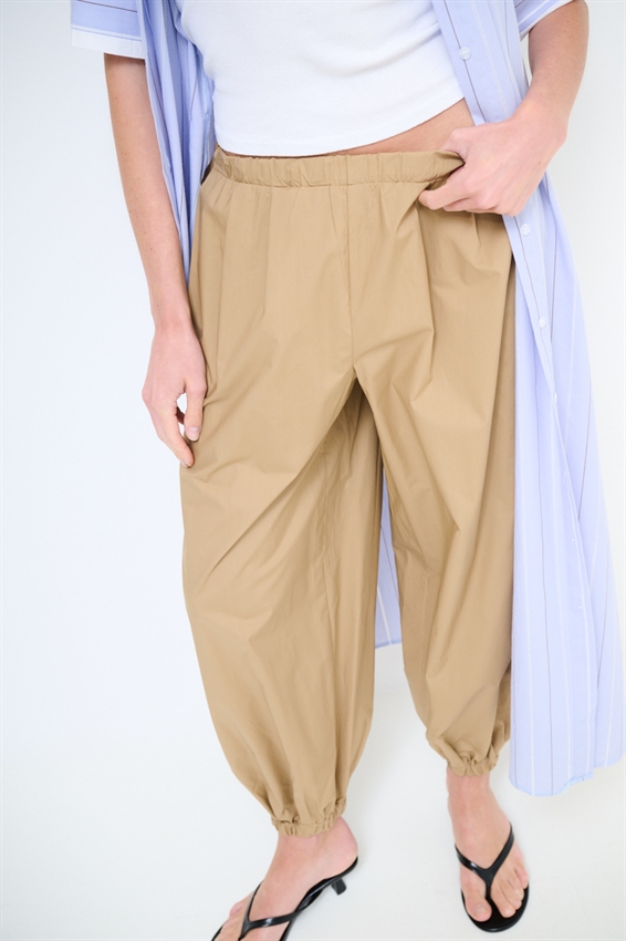 PANTALONE IN TELA PARACADUTE CON ELASTICO CAMMELLO
