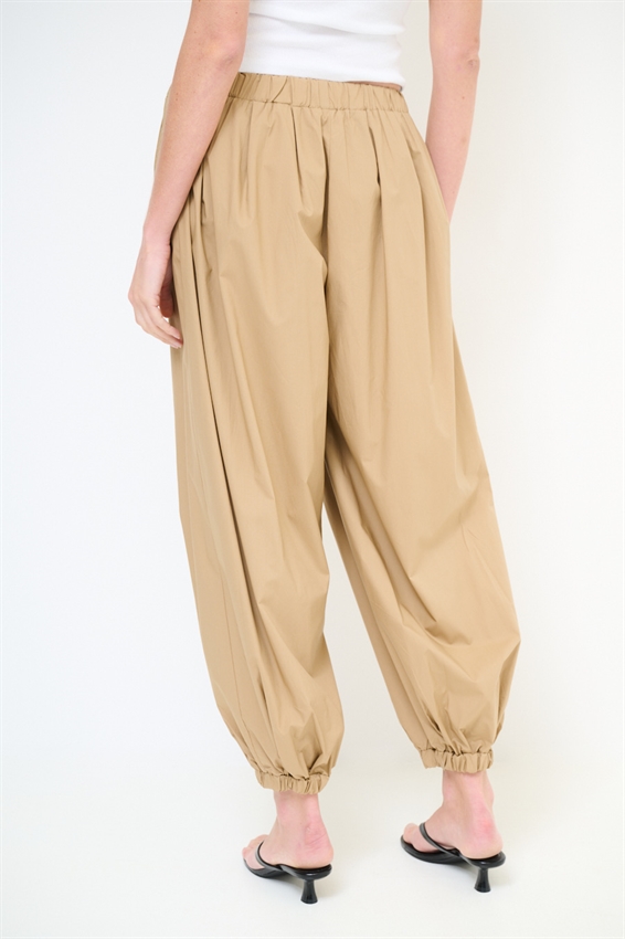 PANTALONE IN TELA PARACADUTE CON ELASTICO CAMMELLO