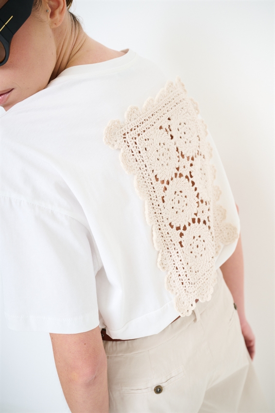 T-SHIRT CON MAXI PATCH RICAMO DIETRO