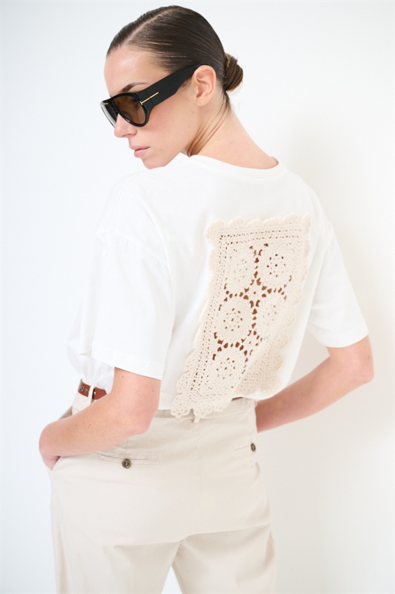 T-SHIRT CON MAXI PATCH RICAMO DIETRO PANNA