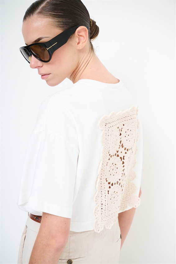 T-SHIRT CON MAXI PATCH RICAMO DIETRO PANNA