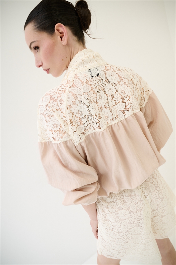 GIUBBOTTO CON PIZZO MACRAME