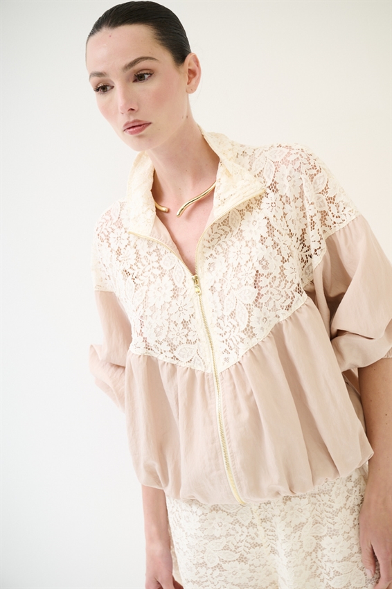 GIUBBOTTO CON PIZZO MACRAME