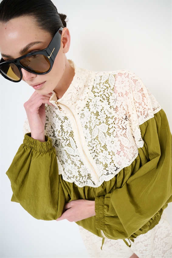 GIUBBOTTO CON PIZZO MACRAME