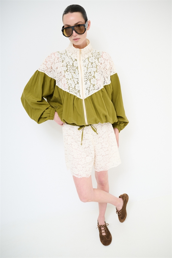 GIUBBOTTO CON PIZZO MACRAME