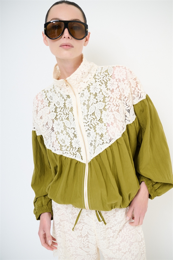 GIUBBOTTO CON PIZZO MACRAME